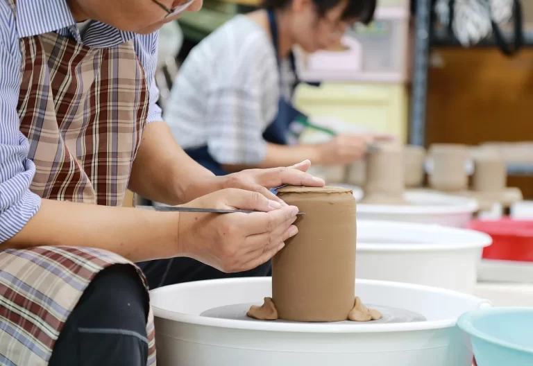 What Makes Microlearning More Effective for Busy Adults Than Traditional Courses?